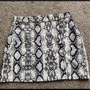 Snakeskin printed skirt 🐍